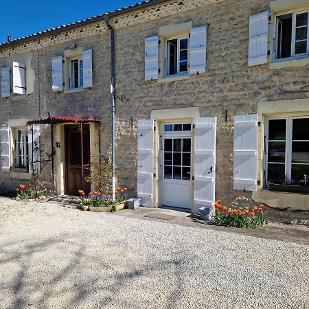 Escale Au Clos Saint Martin De Juillers Gites Et Chambres D'Hotes Exterior foto