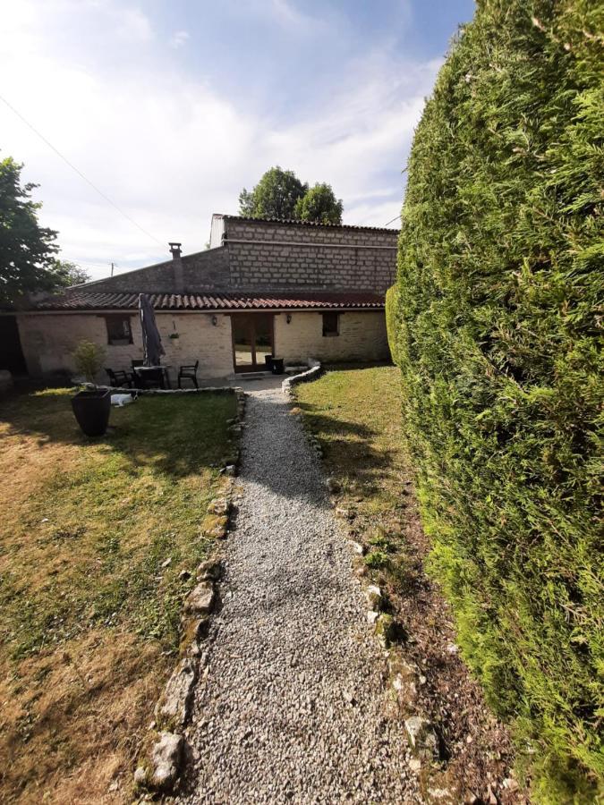 Escale Au Clos Saint Martin De Juillers Gites Et Chambres D'Hotes Exterior foto