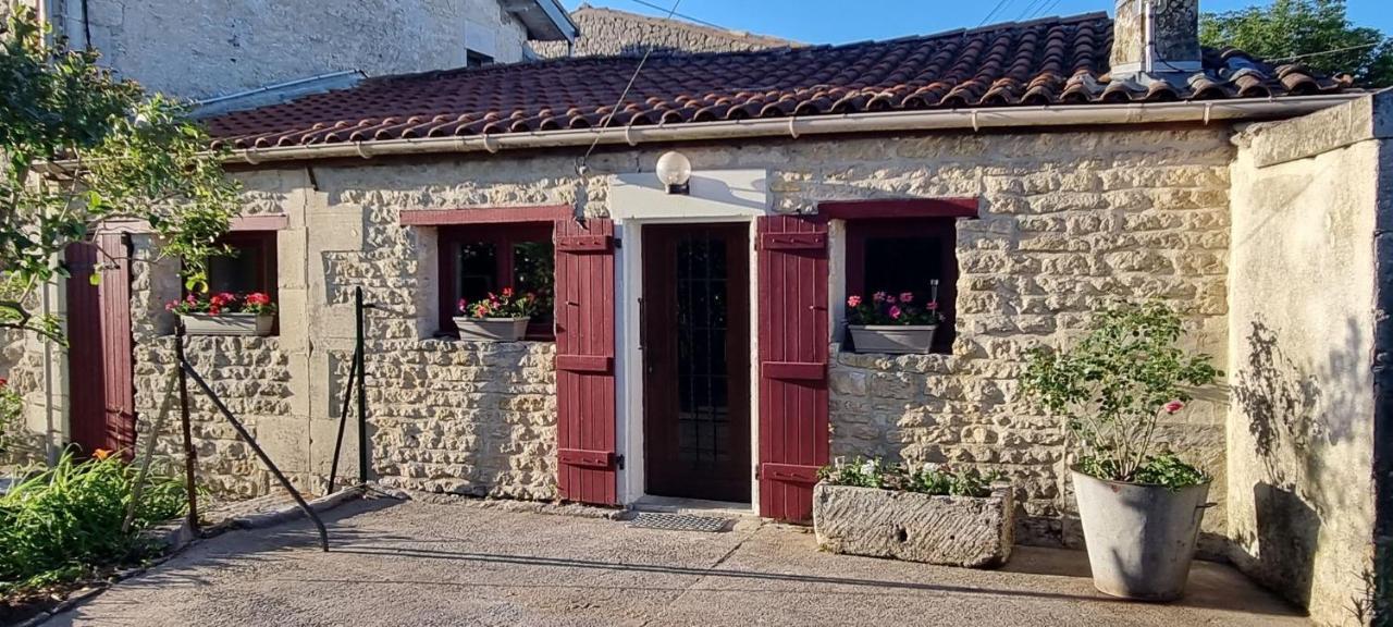 Escale Au Clos Saint Martin De Juillers Gites Et Chambres D'Hotes Exterior foto