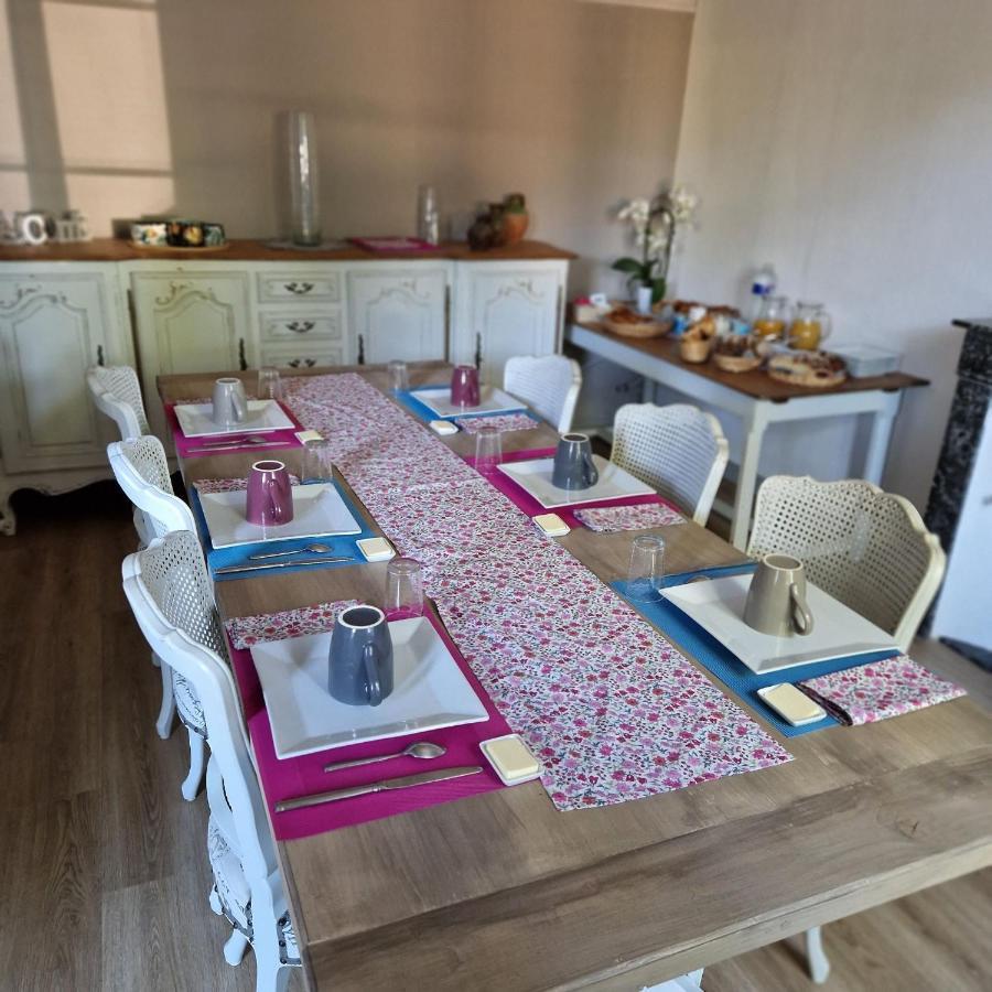 Escale Au Clos Saint Martin De Juillers Gites Et Chambres D'Hotes Exterior foto
