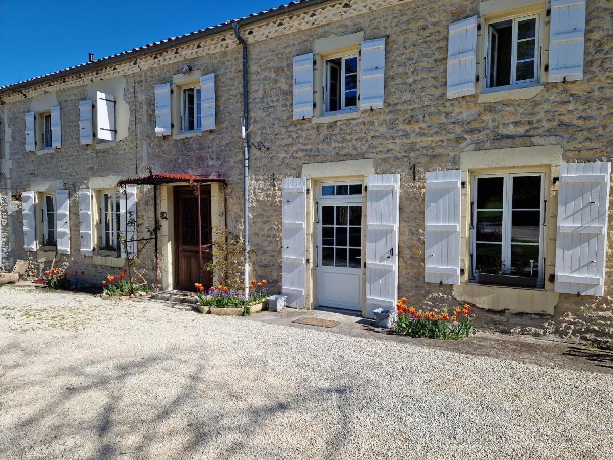 Escale Au Clos Saint Martin De Juillers Gites Et Chambres D'Hotes Exterior foto