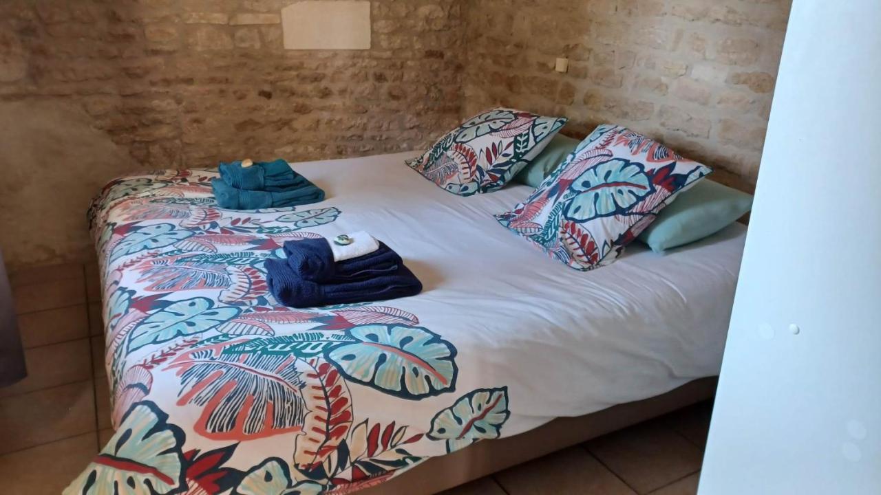 Escale Au Clos Saint Martin De Juillers Gites Et Chambres D'Hotes Exterior foto