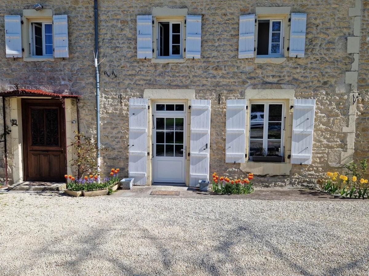 Escale Au Clos Saint Martin De Juillers Gites Et Chambres D'Hotes Exterior foto
