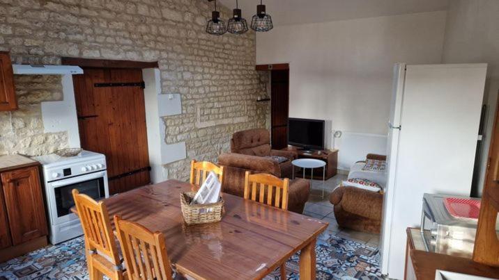 Escale Au Clos Saint Martin De Juillers Gites Et Chambres D'Hotes Exterior foto