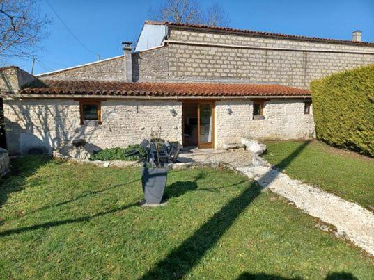 Escale Au Clos Saint Martin De Juillers Gites Et Chambres D'Hotes Exterior foto