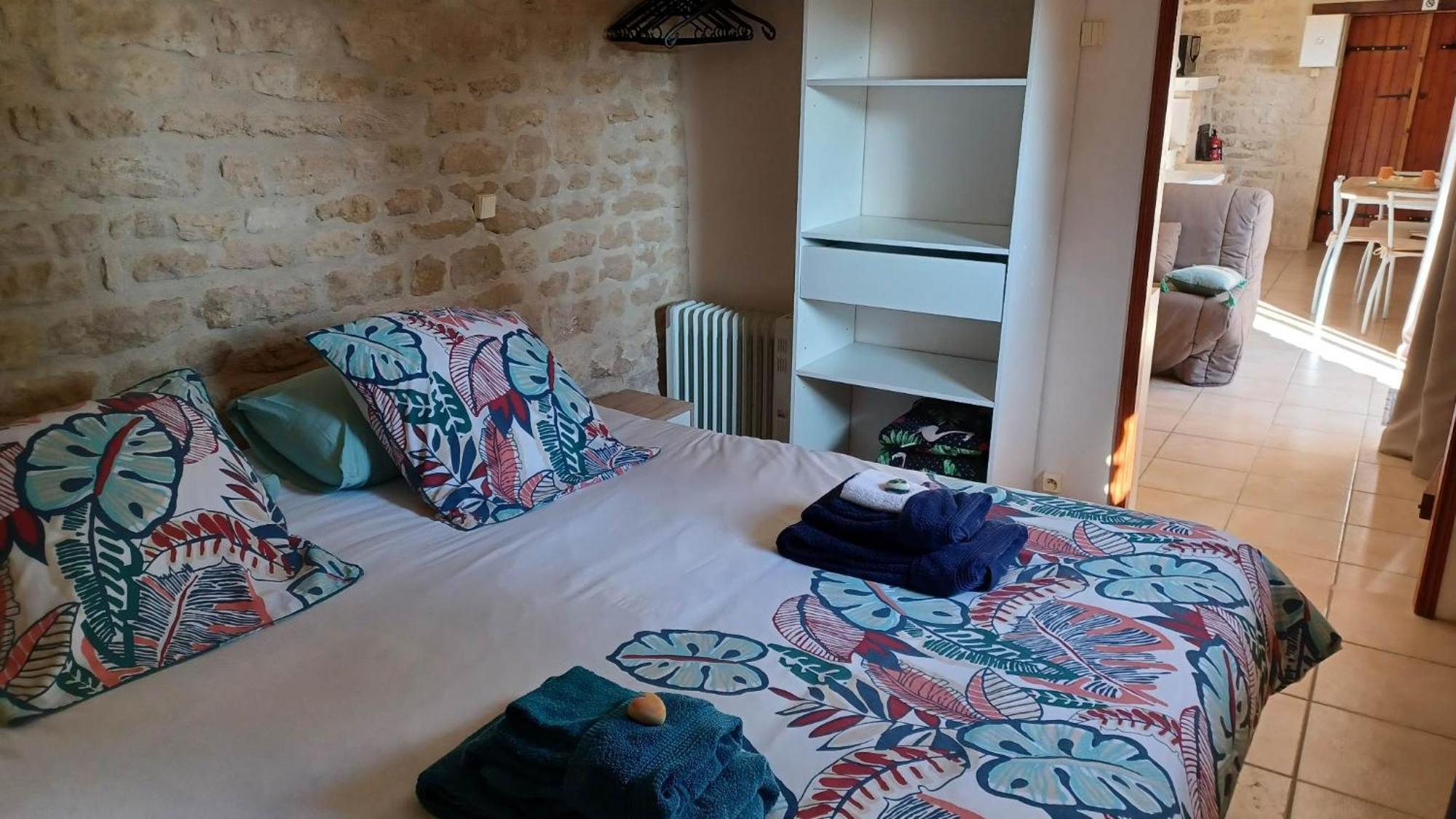 Escale Au Clos Saint Martin De Juillers Gites Et Chambres D'Hotes Exterior foto